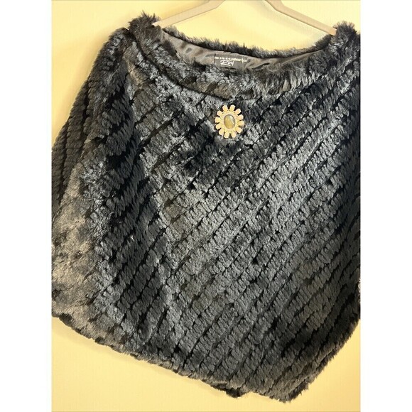 Black Rivet Poncho Women's One Size Black Faux Rabbit Fur Boat Neck Shawl Poncho - Picture 7 of 9